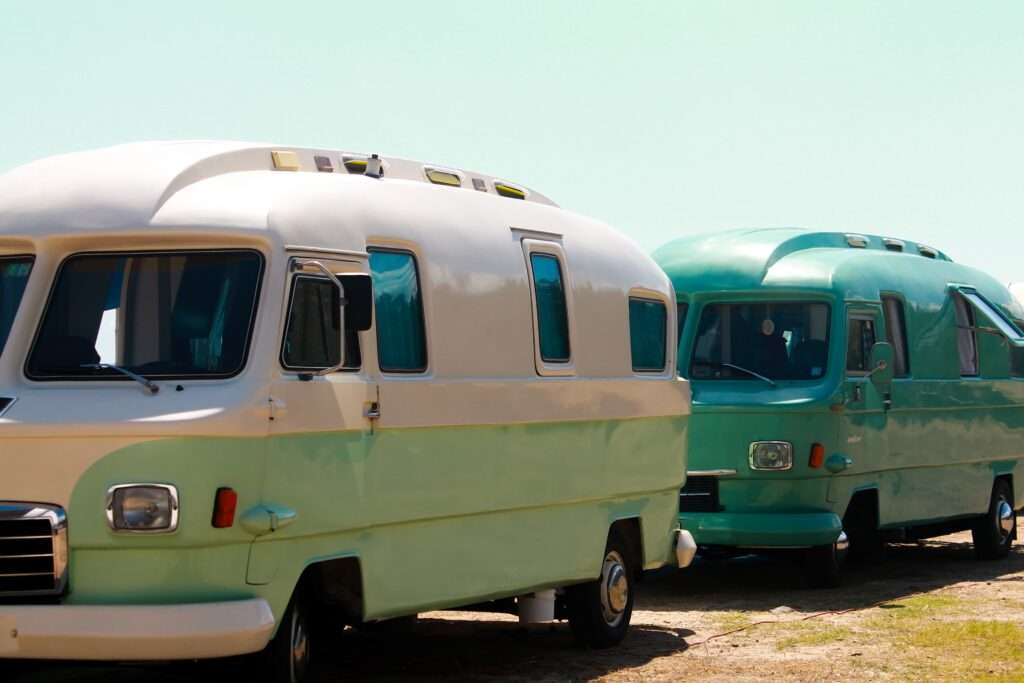 A picture of two different types of rvs